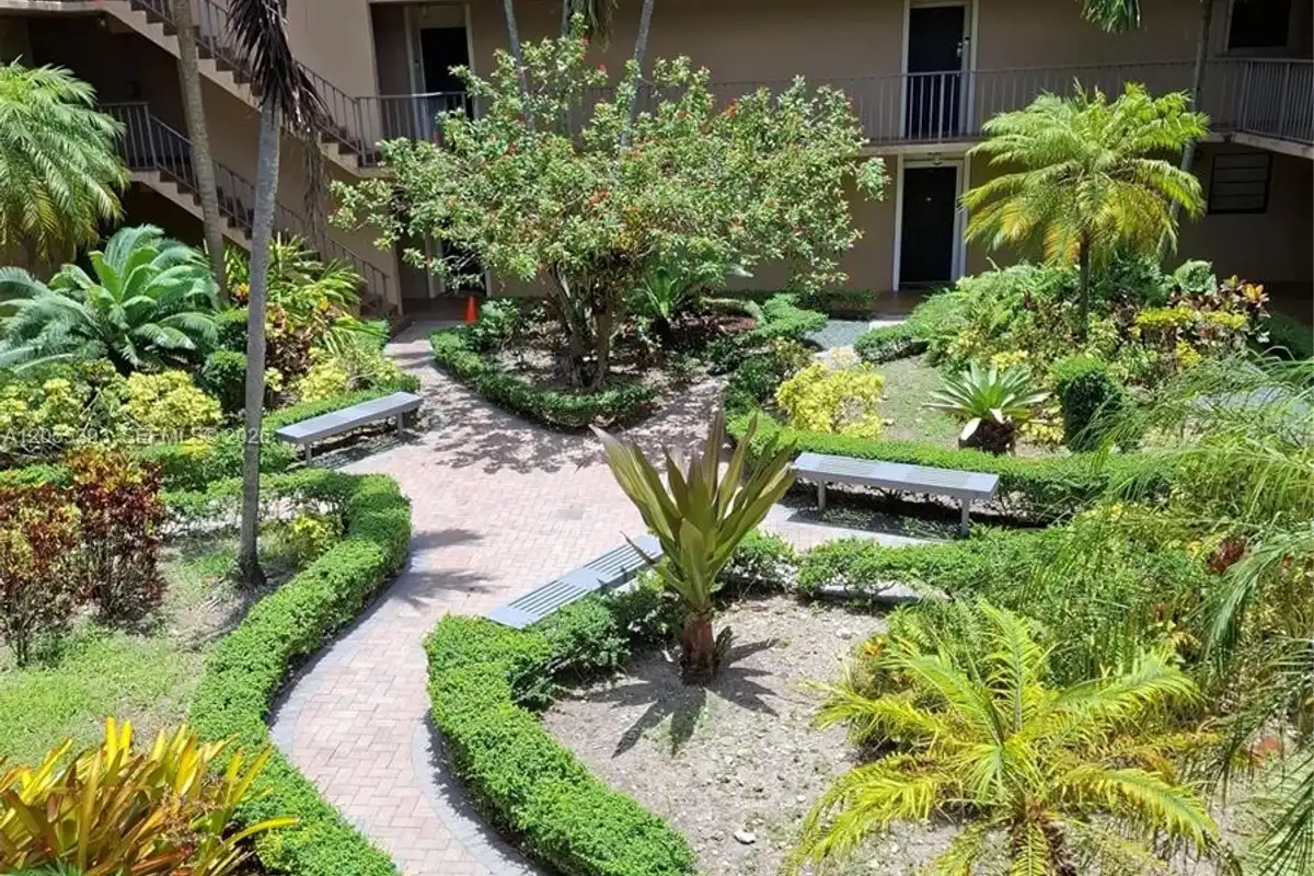10425 SW 112th Ave #207, Miami: photo 1 of 10