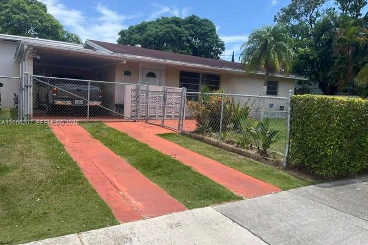 17861 SW 112th Pl, Miami: photo 1 of 15