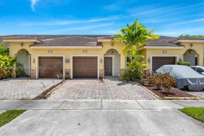 3326 NE 11th Dr, Homestead: photo 1 of 26