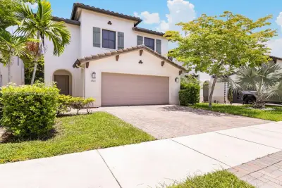 3565 W 97th St, Hialeah: photo 1 of 22