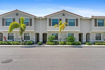 5010 Genove Pl, Riviera Beach: photo 1 of 33