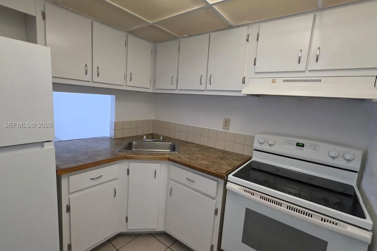4550 NW 9th St #308E, Miami: photo 1 of 13