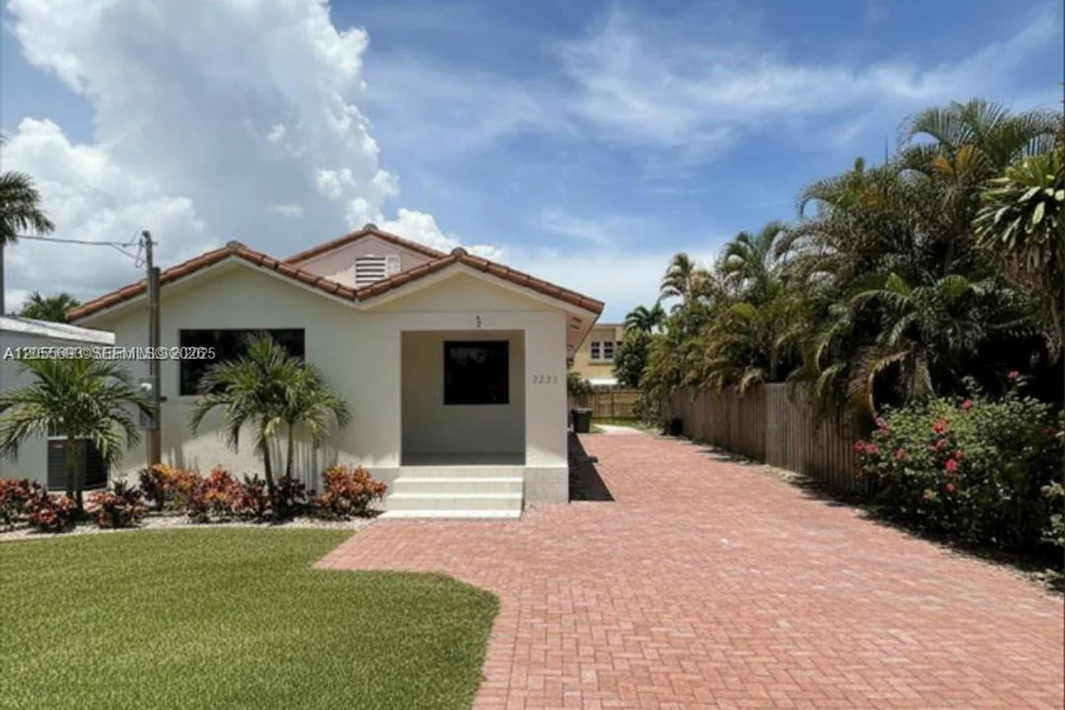 2235 SW 15th St, Miami: photo 1 of 5