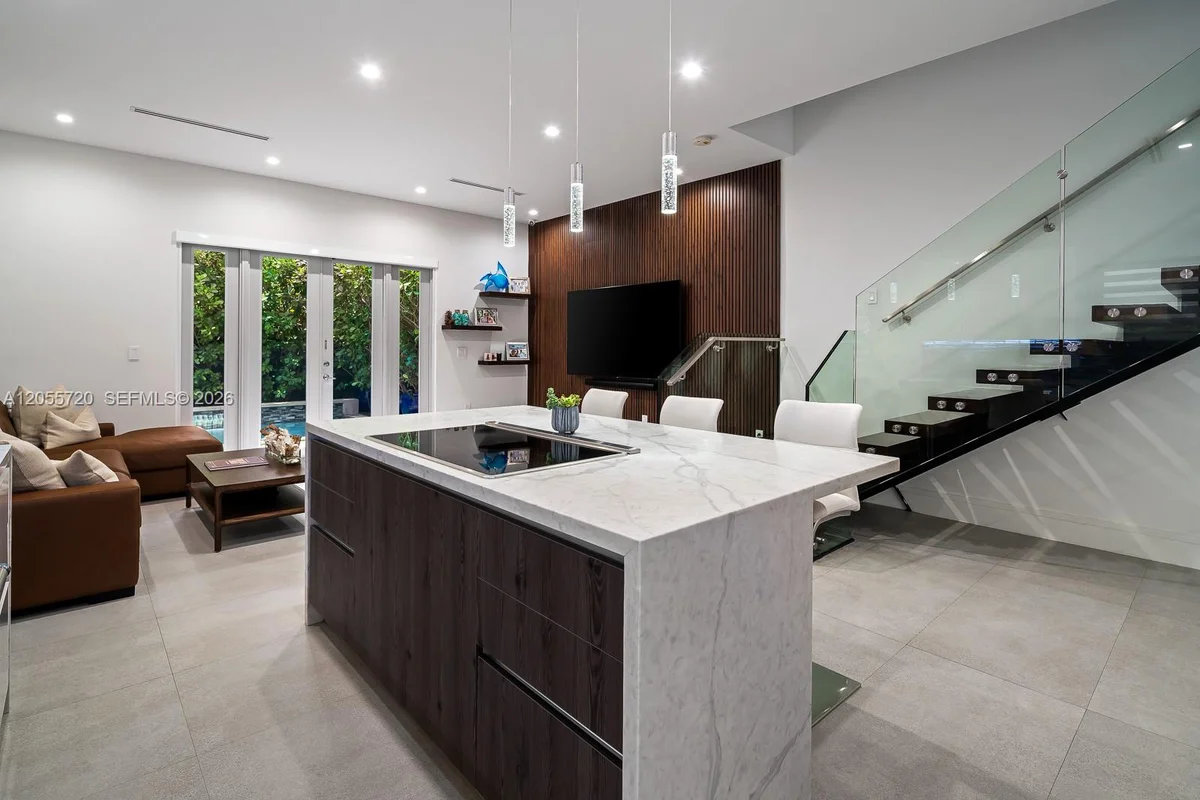 3073 Carter St, Miami: photo 1 of 22