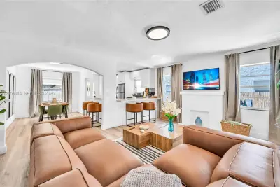 426 NE 26th St #1, Miami: photo 1 of 43
