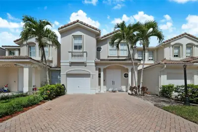 4850 NW 108th Pl, Doral: photo 1 of 8