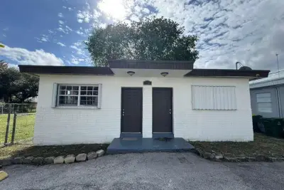 1042 Foster Rd #1-2, Hallandale Beach: photo 1 of 8