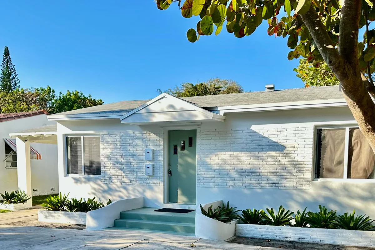 2425 Pierce St, Hollywood: photo 1 of 17