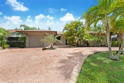 House in Palmetto Bay: photo 1 of 15