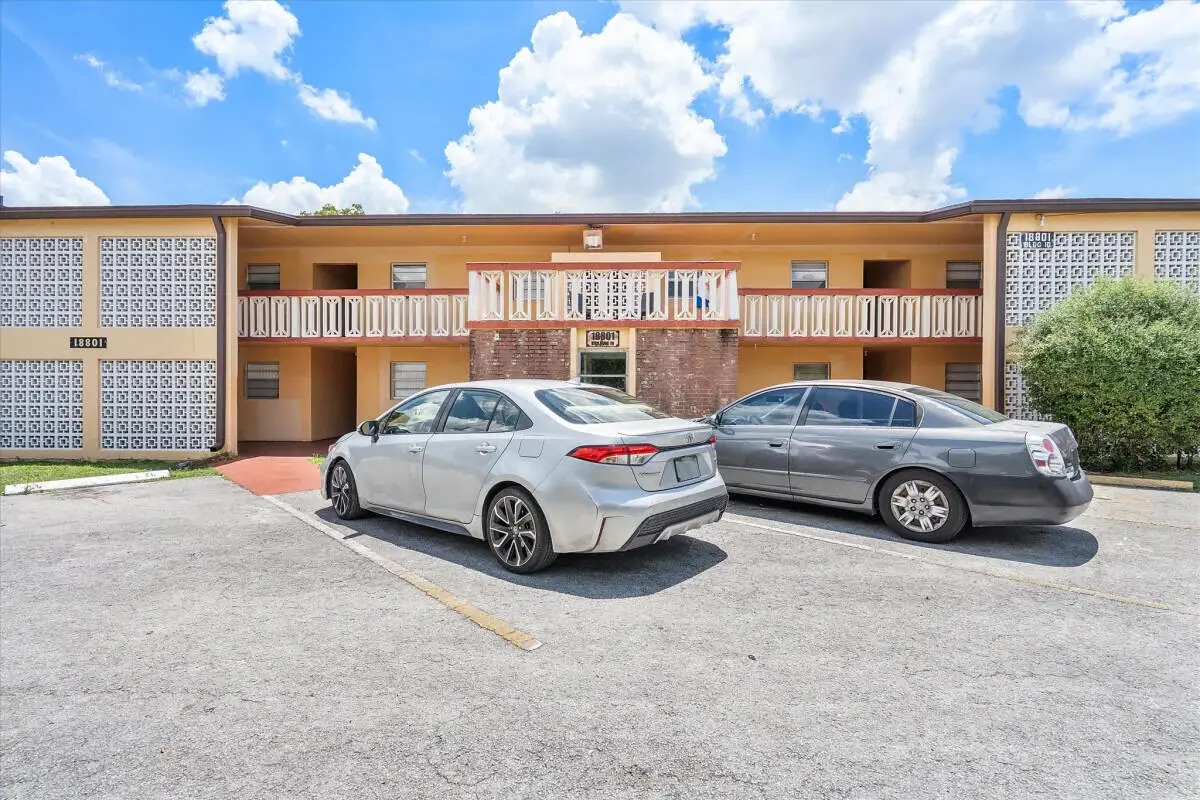 18801 NE 2nd Ave #1005, Miami: photo 1 of 15
