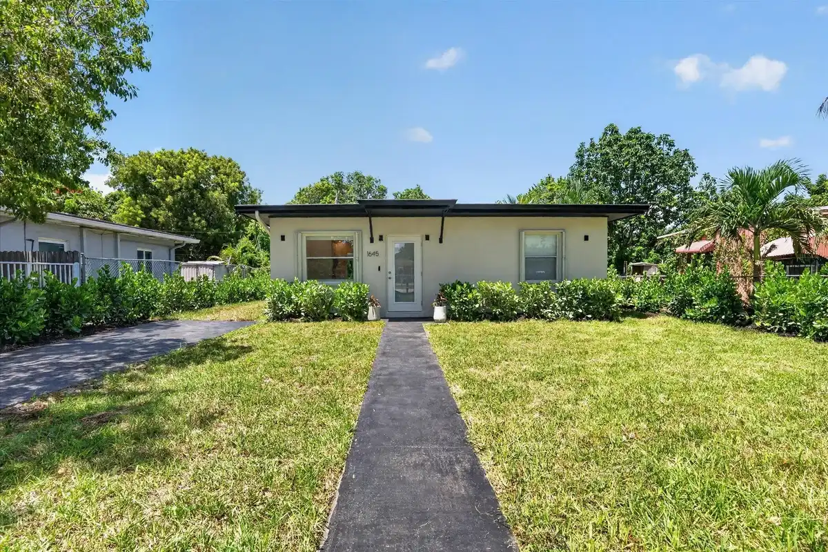 1645 NW 121st St, North Miami: photo 1 of 49