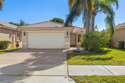 3800 Woodfield Dr, Coconut Creek: photo 1 of 52