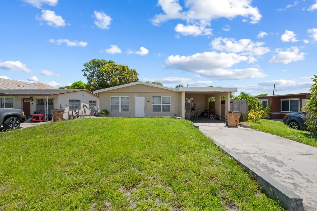 242 SW 3rd St, Deerfield Beach: photo 1 of 20