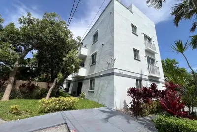 7516 NE 1st Ave #203, Miami: photo 1 of 53