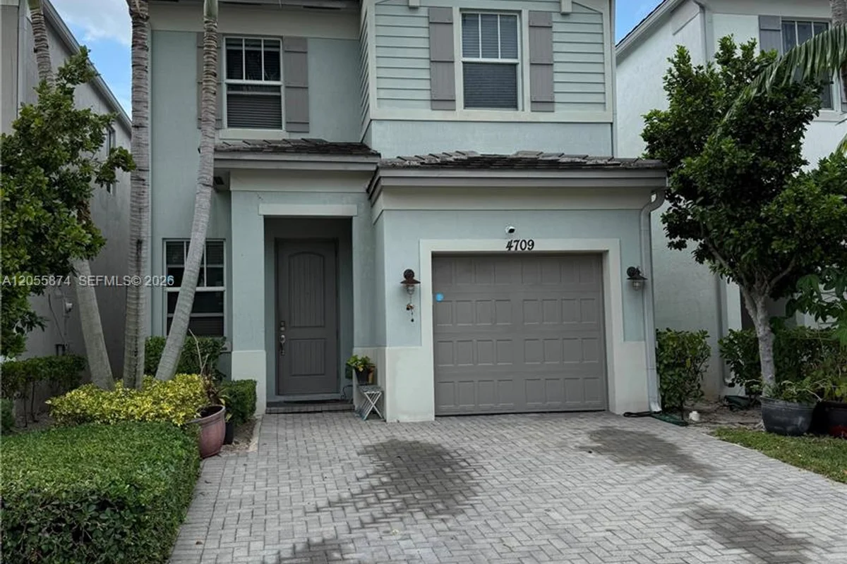 House in Tamarac: photo 1 of 3