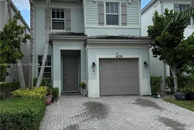 House in Tamarac: photo 1 of 3