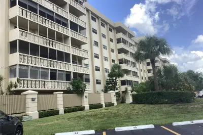 800 NE 195th St #415, Miami: photo 1 of 25