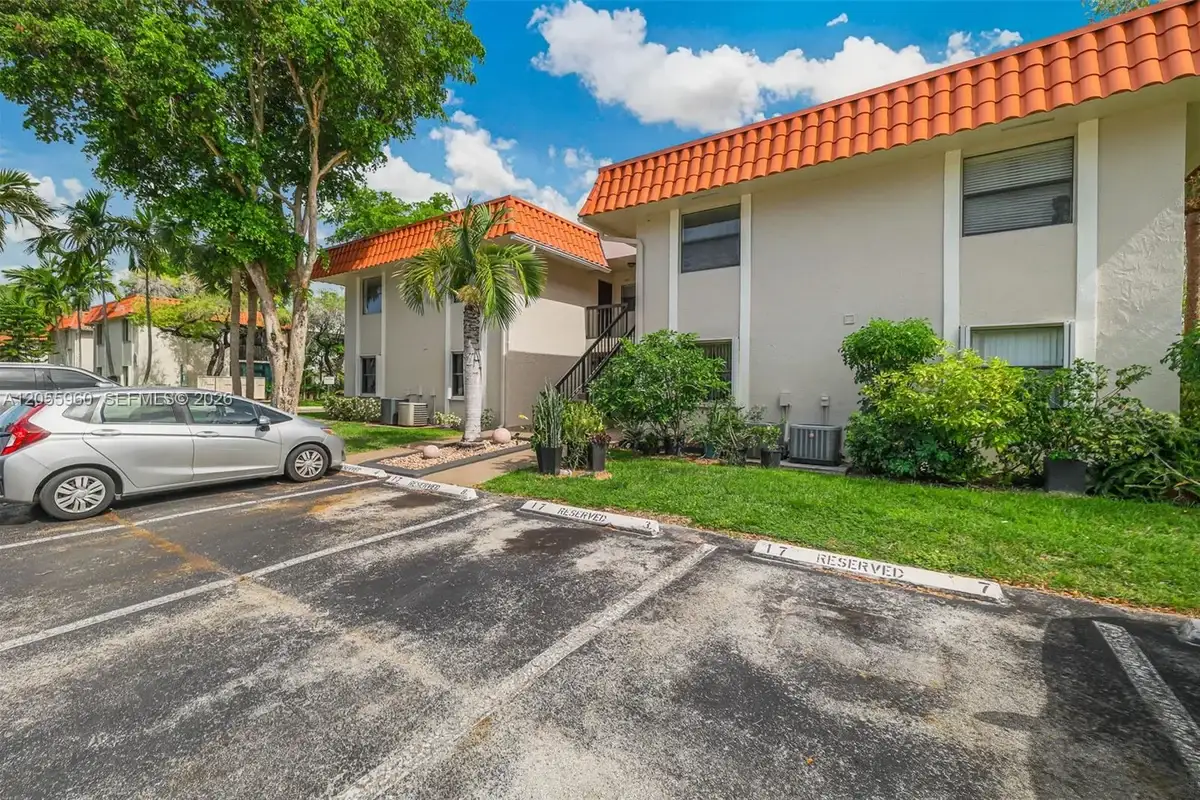 9732 Hammocks Blvd #203-17, Miami: photo 1 of 40