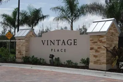 7022 NW 102nd Pl, Doral: photo 1 of 56