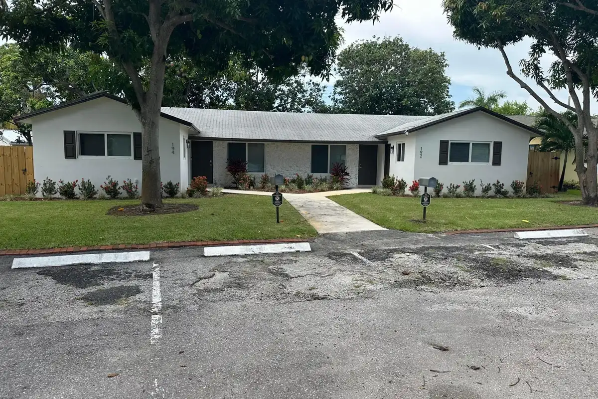 192 SE 27th Ct, Boynton Beach: photo 1 of 15