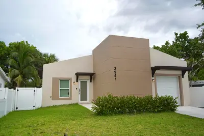 2941 NW 7th Ct, Fort Lauderdale: photo 1 of 35