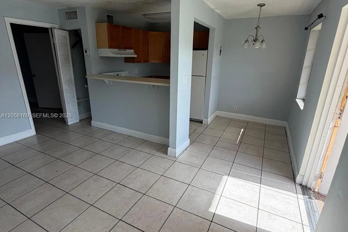 95 NE 41st St #N202, Oakland Park: photo 1 of 12