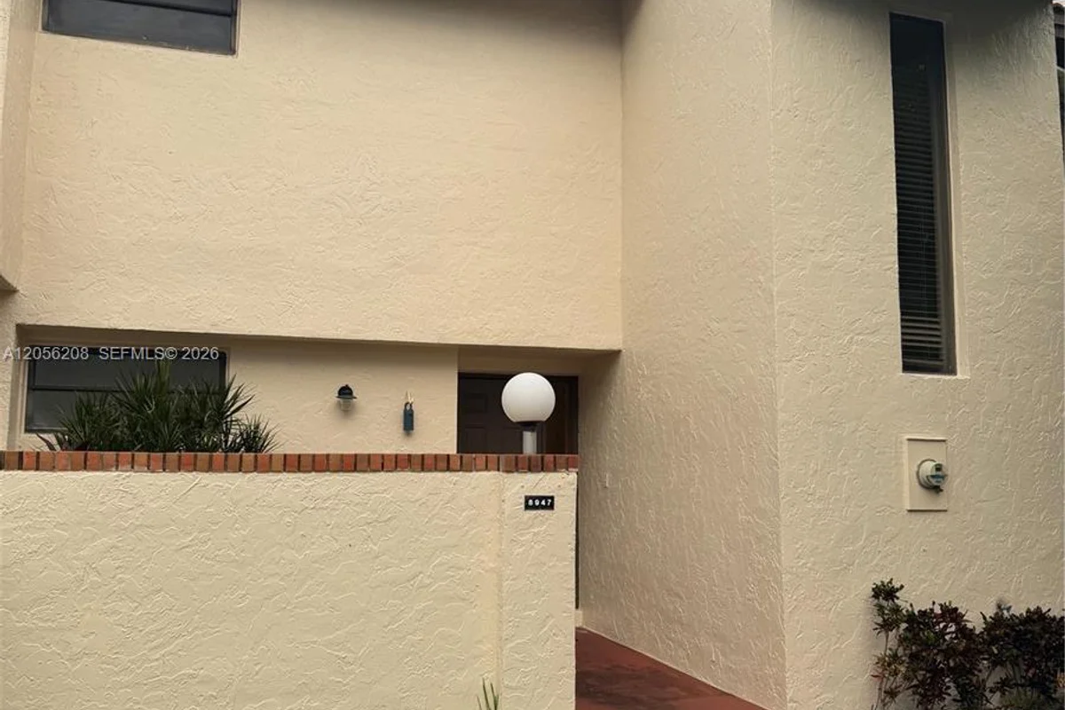 8947 SW 149th Pl, Miami: photo 1 of 1