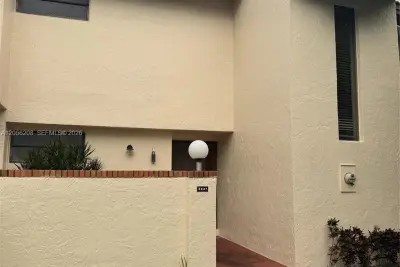 8947 SW 149th Pl, Miami: photo 1 of 1