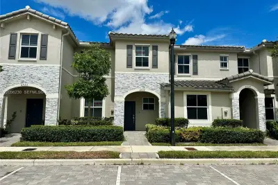 2737 SE 17th St, Homestead: photo 1 of 8
