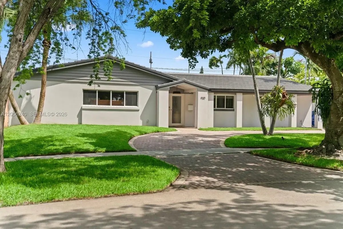 930 NE 182nd Ter, North Miami Beach: photo 1 of 40