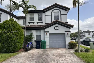11461 NW 76th St, Doral: photo 1 of 12