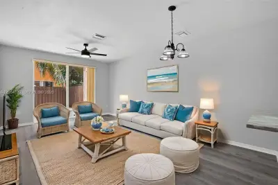 751 SE 2nd St, Homestead: photo 1 of 41