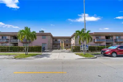 1250 W 26th Pl #108, Hialeah: photo 1 of 17