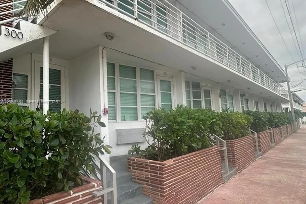 300 74th St #17, Miami Beach: photo 1 of 6