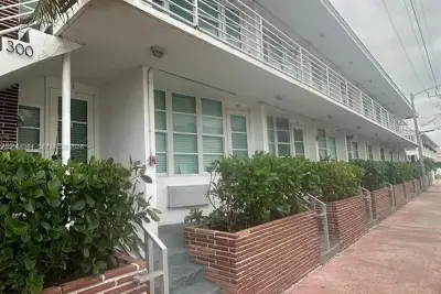 300 74th St #17, Miami Beach: photo 1 of 6