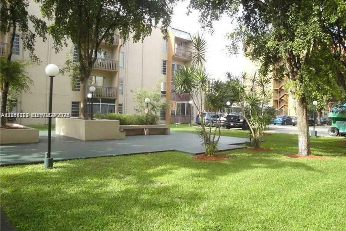 4713 NW 7th St #306-1, Miami: photo 1 of 13