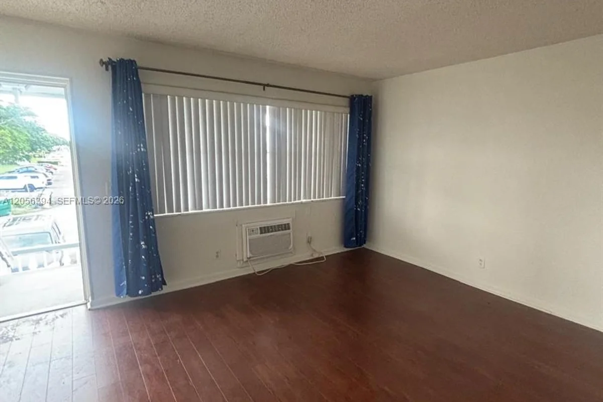 Condo in West Palm Beach: photo 1 of 14