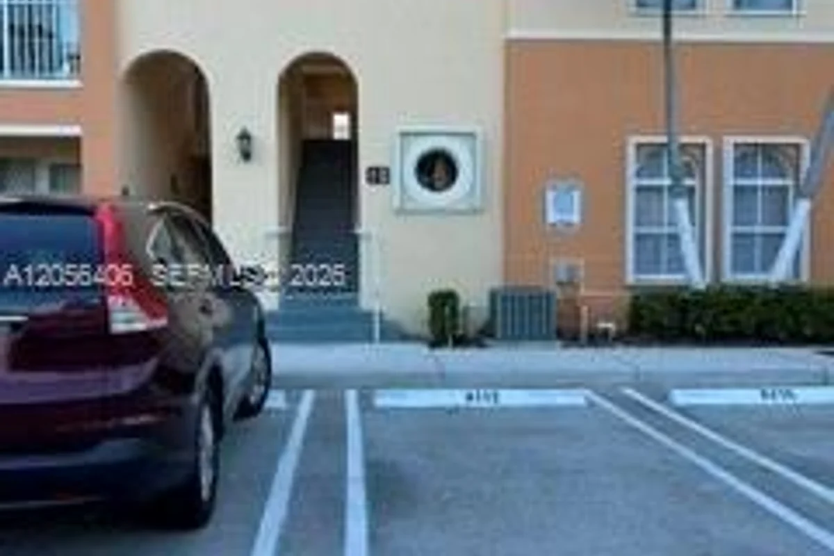 10012 NW 7th St #216, Miami: photo 1 of 4