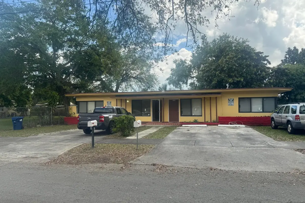 2360 NW 98th St, Miami: photo 1 of 36