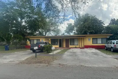 2360 NW 98th St, Miami: photo 1 of 36
