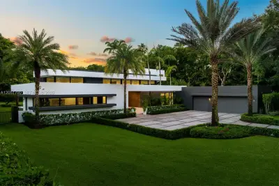 7502 SW 102nd St, Pinecrest: photo 1 of 39