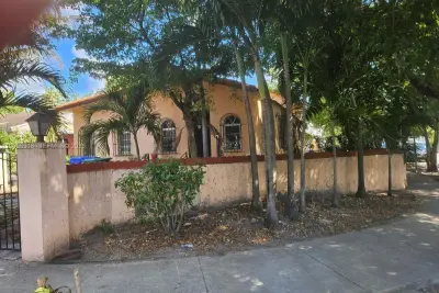 2054 SW 5th St, Miami: photo 1 of 1