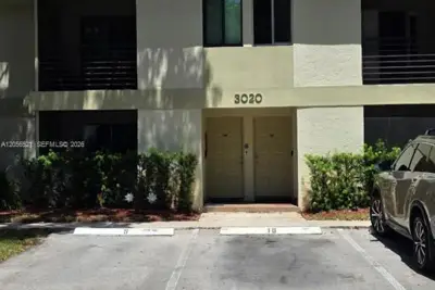 Condo in Fort Lauderdale: photo 1 of 2