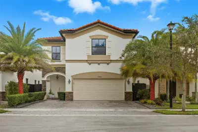 8870 NW 99th Path, Doral: photo 1 of 41