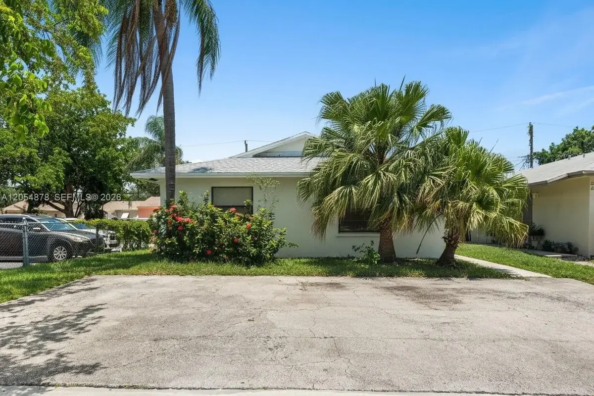 19 SE 4th Ter, Dania Beach: photo 1 of 32