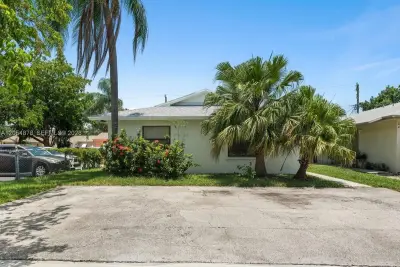 19 SE 4th Ter, Dania Beach: photo 1 of 32