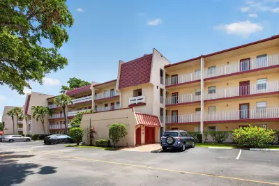 1030 Country Club Dr #205, Margate: photo 1 of 41