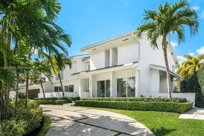 6832 Sunrise Ct, Coral Gables: photo 1 of 25