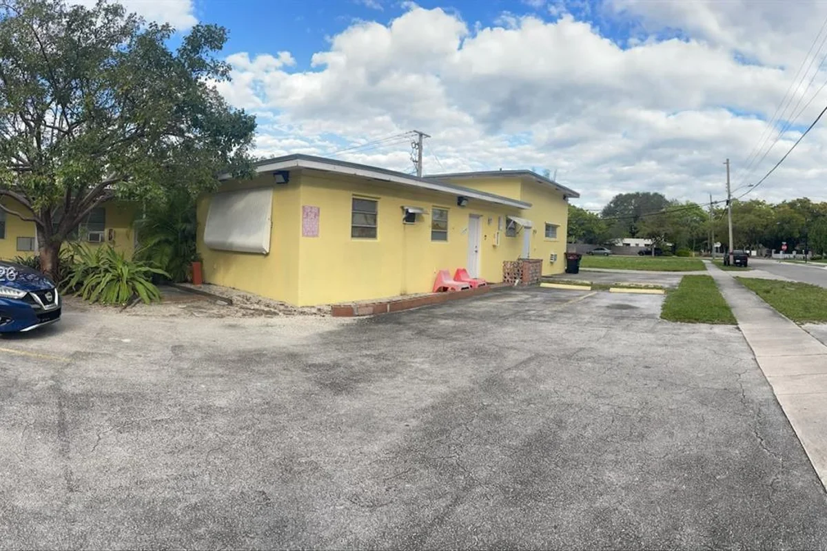 12610 NE 11th Ave, North Miami: photo 1 of 6