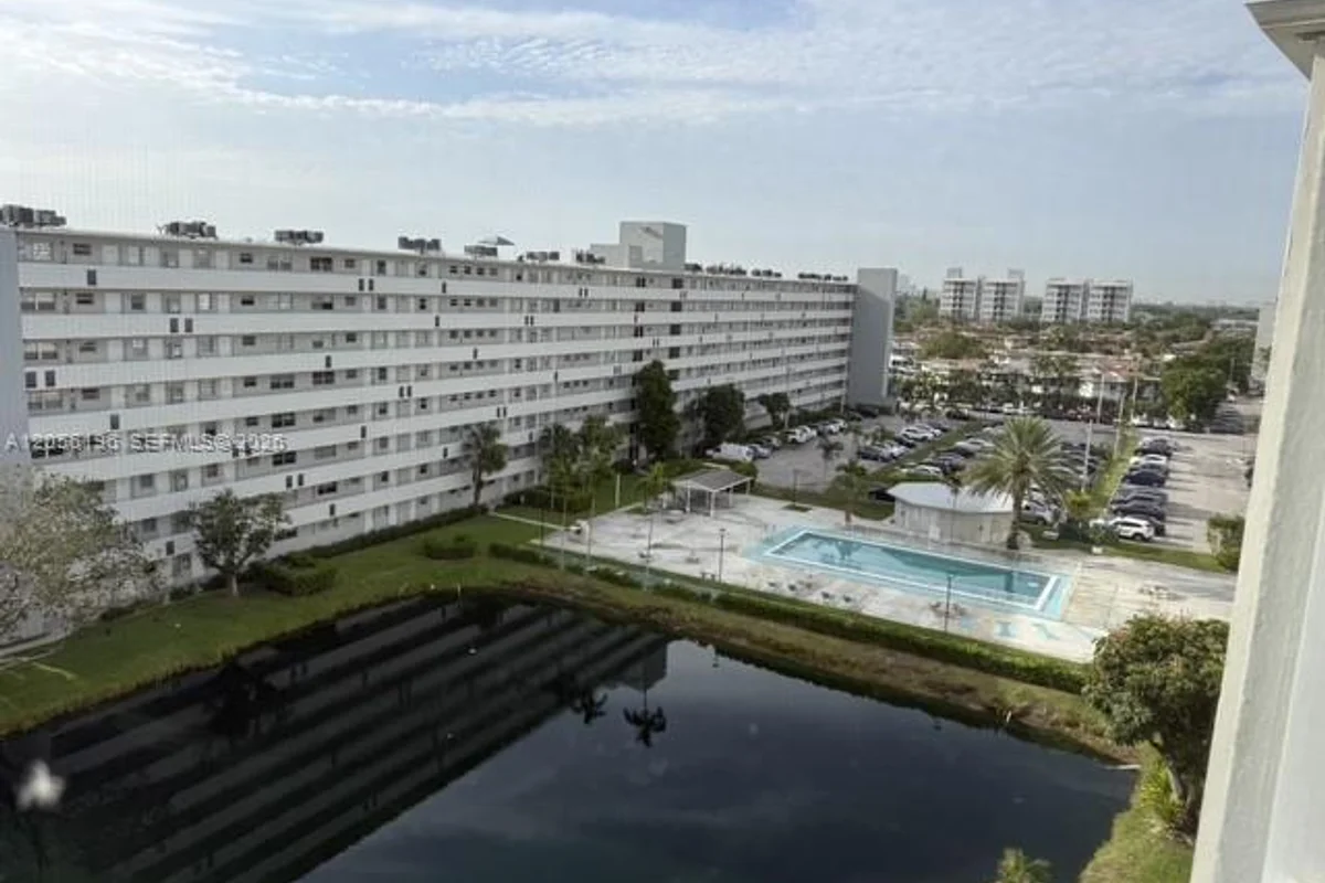 1770 NE 191st St #808-1, Miami: photo 1 of 17